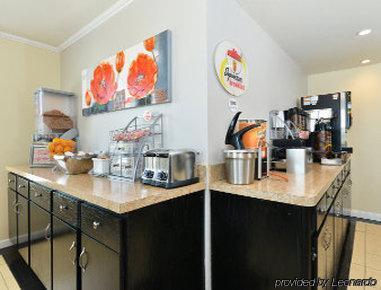 Super 8 By Wyndham La Hotel