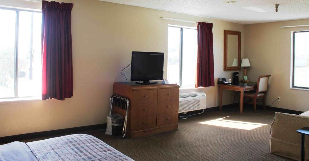 Super 8 By Wyndham La